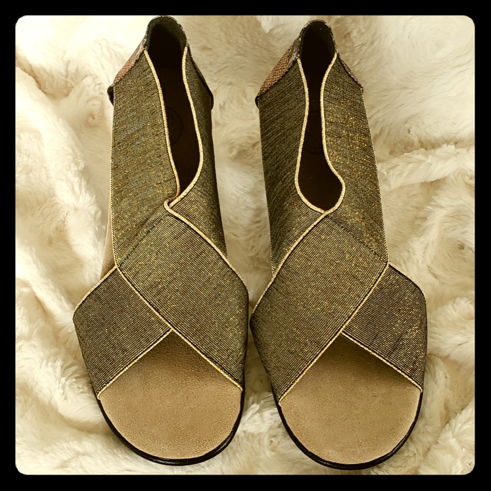 Beautiful New Black/Gold Metallic Stretch Sandals